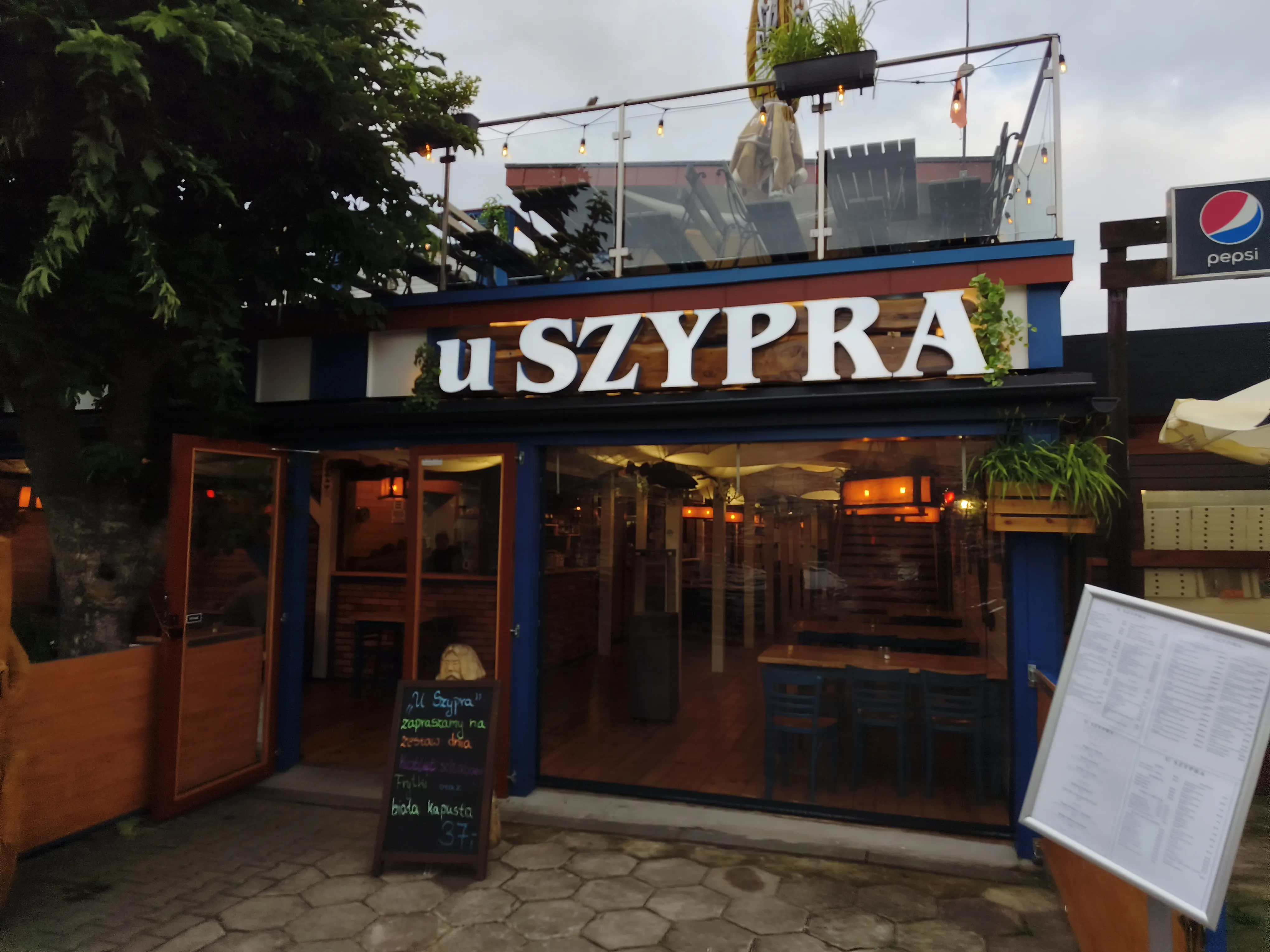 Wejście do U Szypra wieczorem